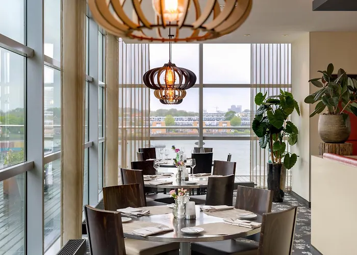 Hotel Mövenpick Centre 4*