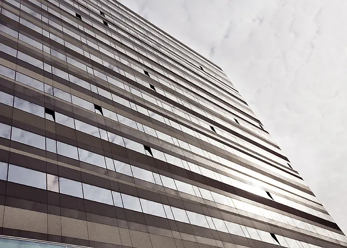 Hotel Mövenpick Centre 4*