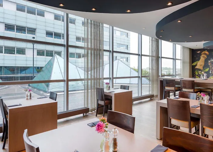 Mövenpick Centre 4*