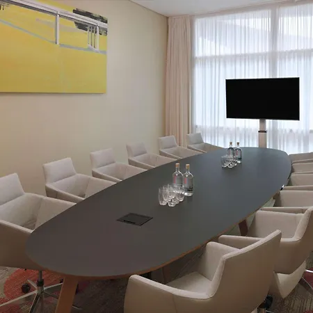 Hotel Moevenpick Centre 4*